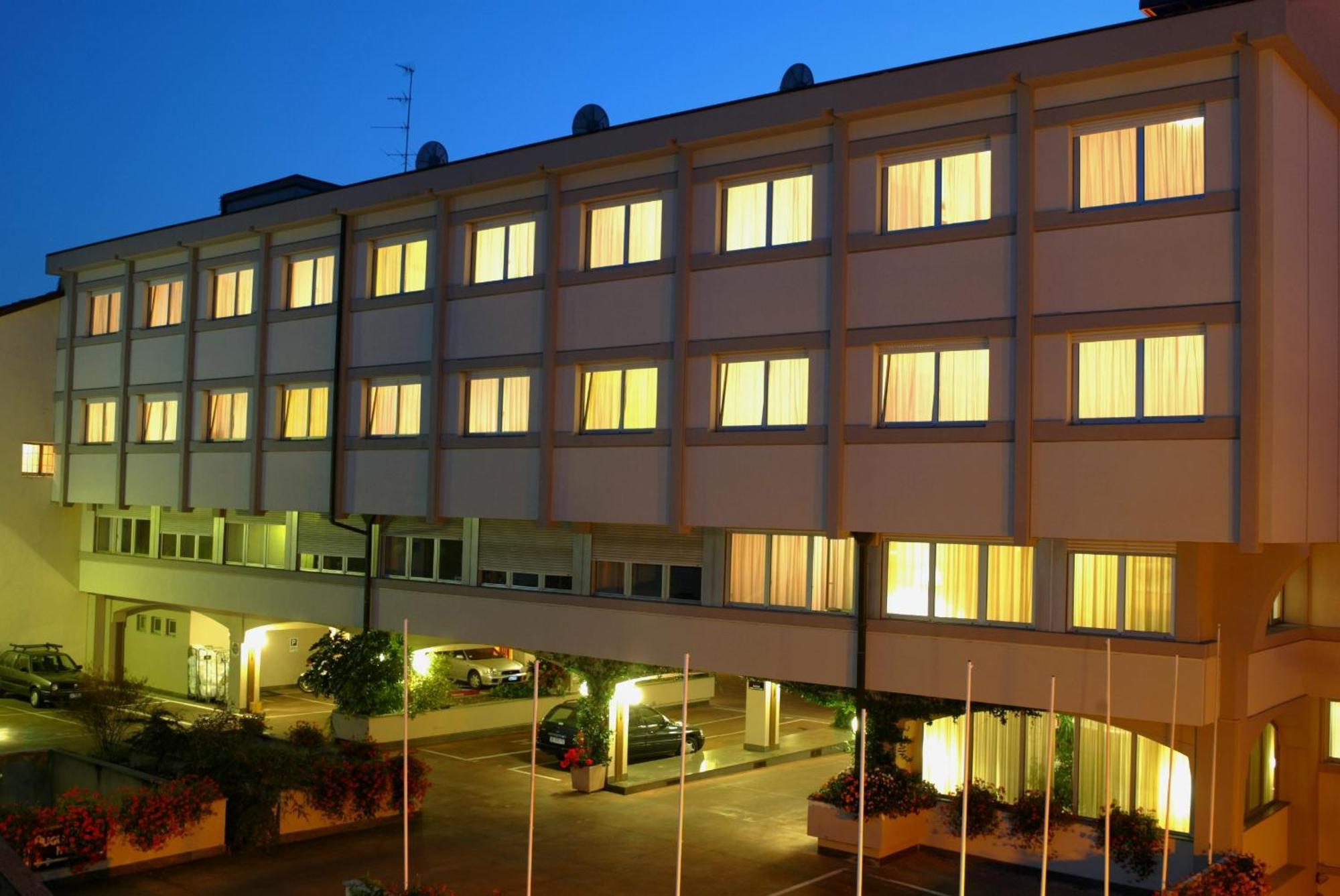 Augustus Hotel Biella Exterior photo