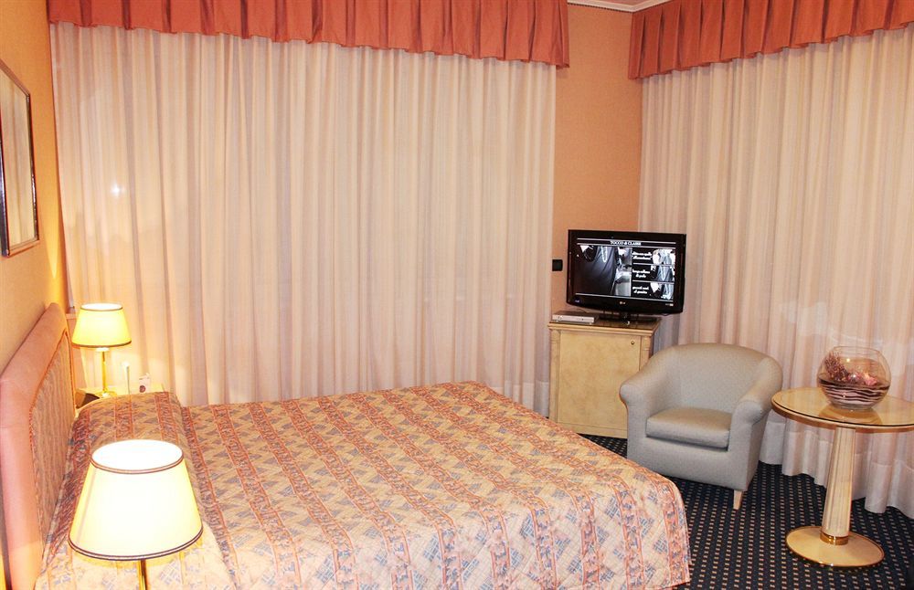 Augustus Hotel Biella Exterior photo