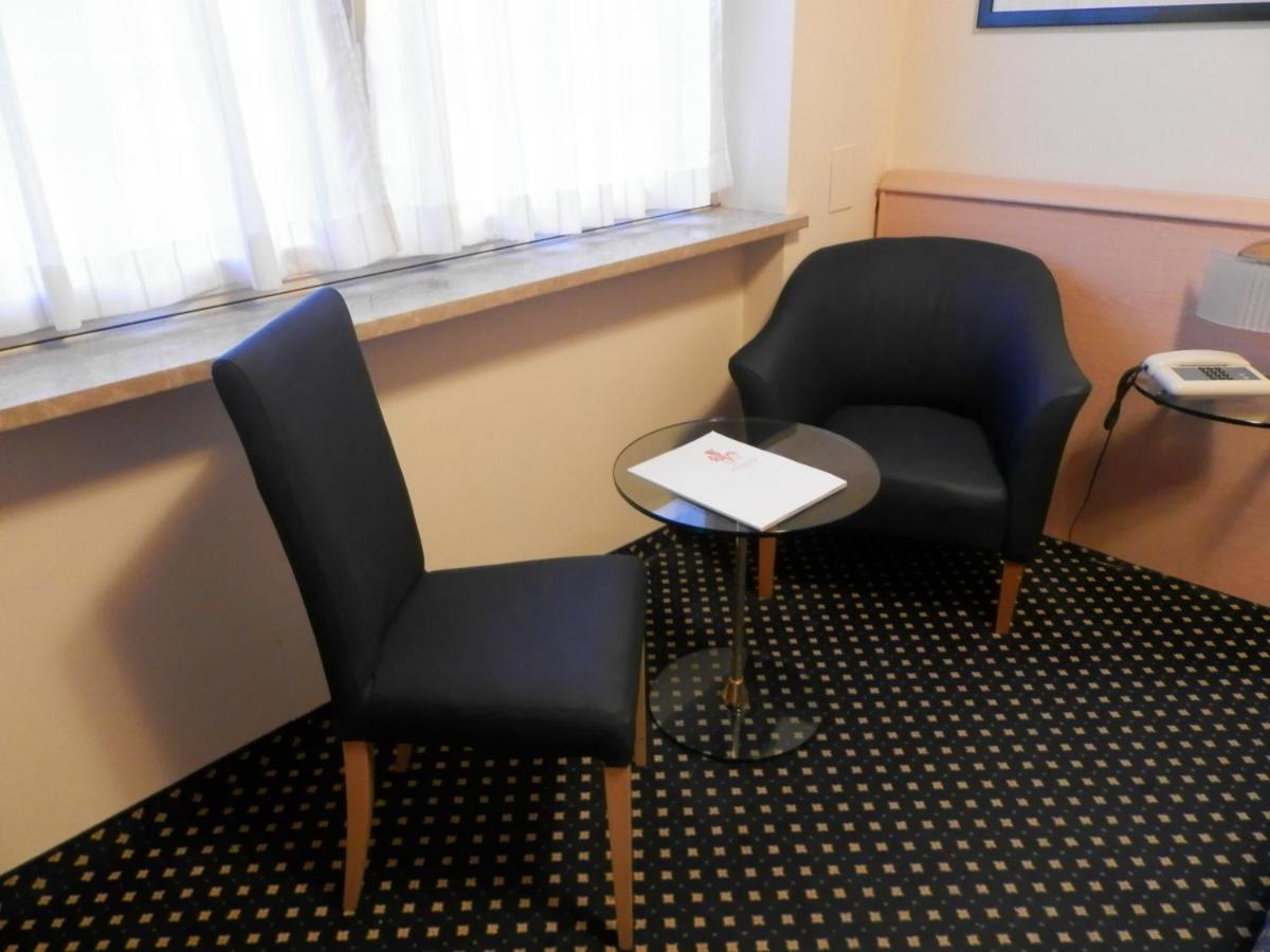Augustus Hotel Biella Room photo
