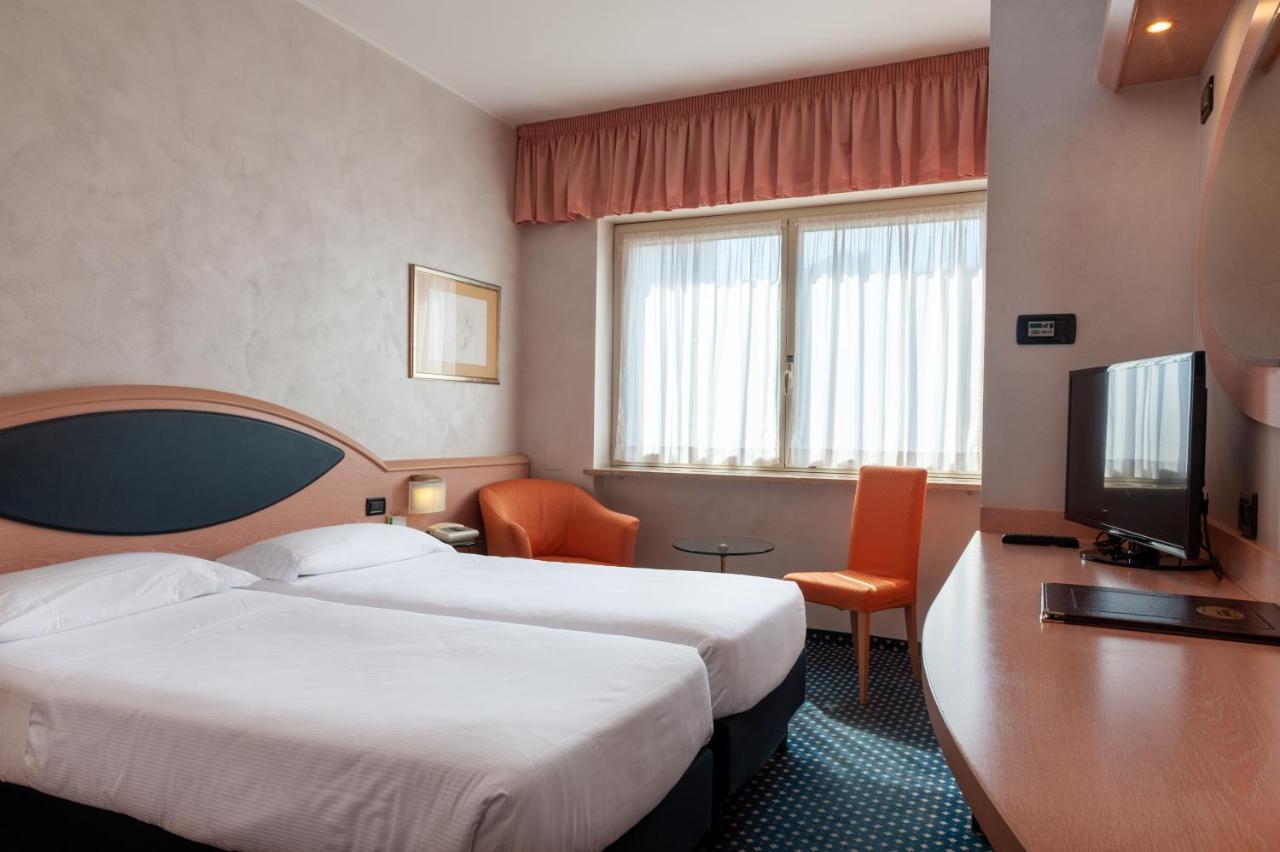 Augustus Hotel Biella Exterior photo